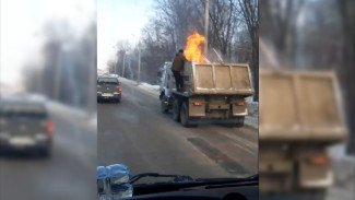 В Воронеже горящий КамАЗ заехал на автомойку