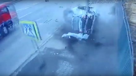 Появилось видео момента ДТП с «намотавшейся» на столб легковушкой в Воронеже
