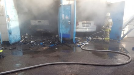 В воронежском автосервисе сгорели три машины