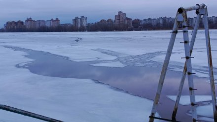 Воронежские спасатели напомнили о смертельной опасности льда на водохранилище