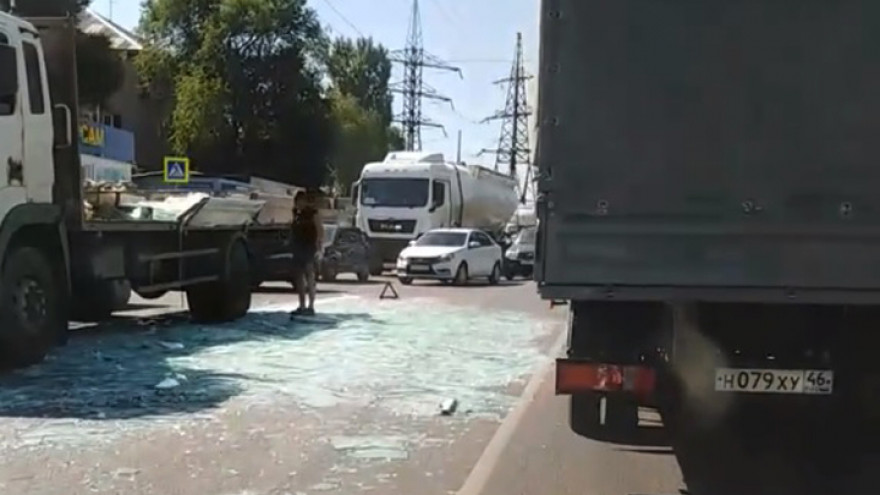 Растерявшая груз фура спровоцировала в Воронеже огромную пробку