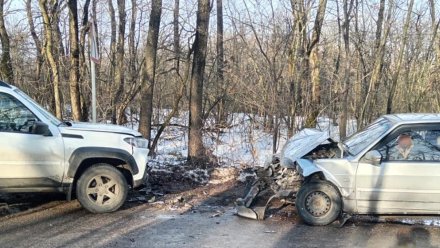 Водитель ВАЗа пострадал в лобовом столкновении с «Нивой» под Воронежем  