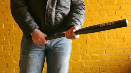 Воронежцу сломали руку битой после мата на улице