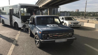 На Северном мосту в Воронеже в массовое ДТП попал полный пассажиров автобус
