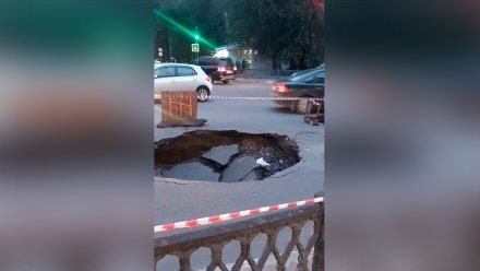 «Может провалиться машина». В Воронеже на дороге образовалась огромная яма