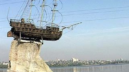 Памятник, расположенный на воде, разрушается