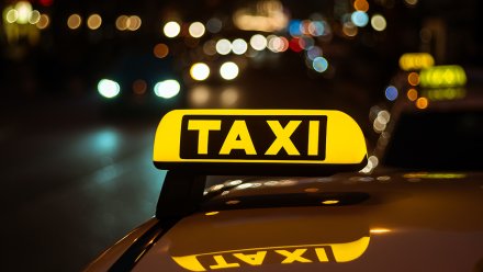 В Воронеже взлетели цены на такси во время ливня