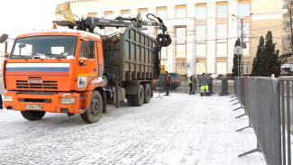 На главной площади Воронежа начали монтаж ограждения к Новому году