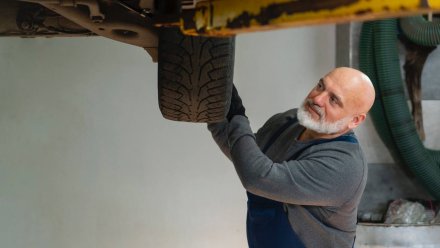 Домкрат упал на голову водителю в Рамонском районе