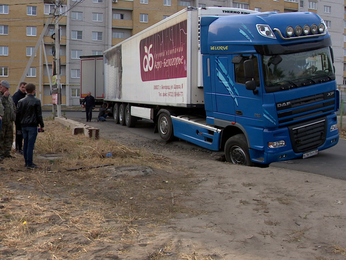 В Воронеже под колёсами фуры провалился асфальт – Новости Воронежа и  Воронежской области – Вести Воронеж