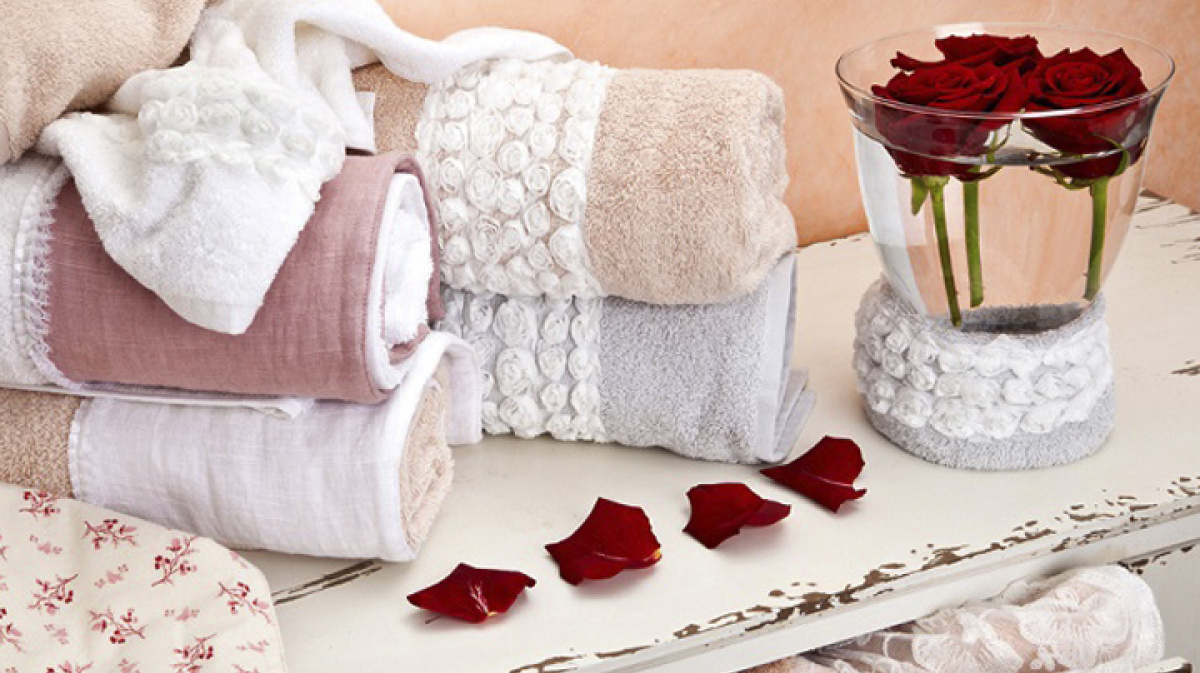 Полотенце на кровати. Красивые полотенца. Красивые полотенца для ванной. Красивый набор полотенец. Домашний текстиль в подарок.