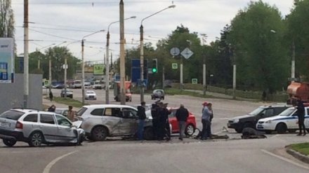 В полиции рассказали детали массового ДТП с погибшей и 4 ранеными на перекрёстке в Воронеже