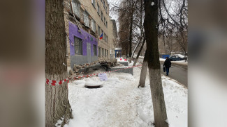  У воронежского общежития обрушился козырёк