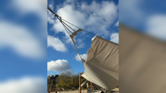 Навесы на Петровской набережной в Воронеже порвались из-за дождя