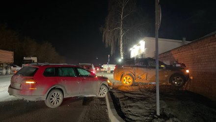 В Воронеже легковушка насквозь пробила кирпичный забор у гаражей 