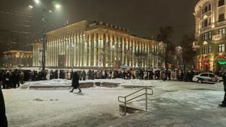 Воронежцы показали огромную очередь в театр оперы и балета