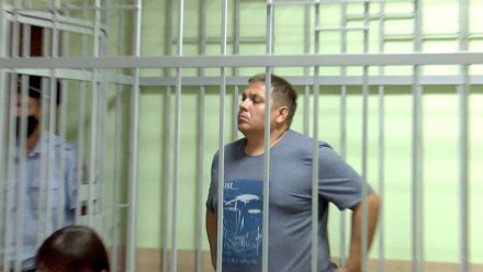 В Воронеже начался суд по делу о взятках гаишника с 22 квартирами 