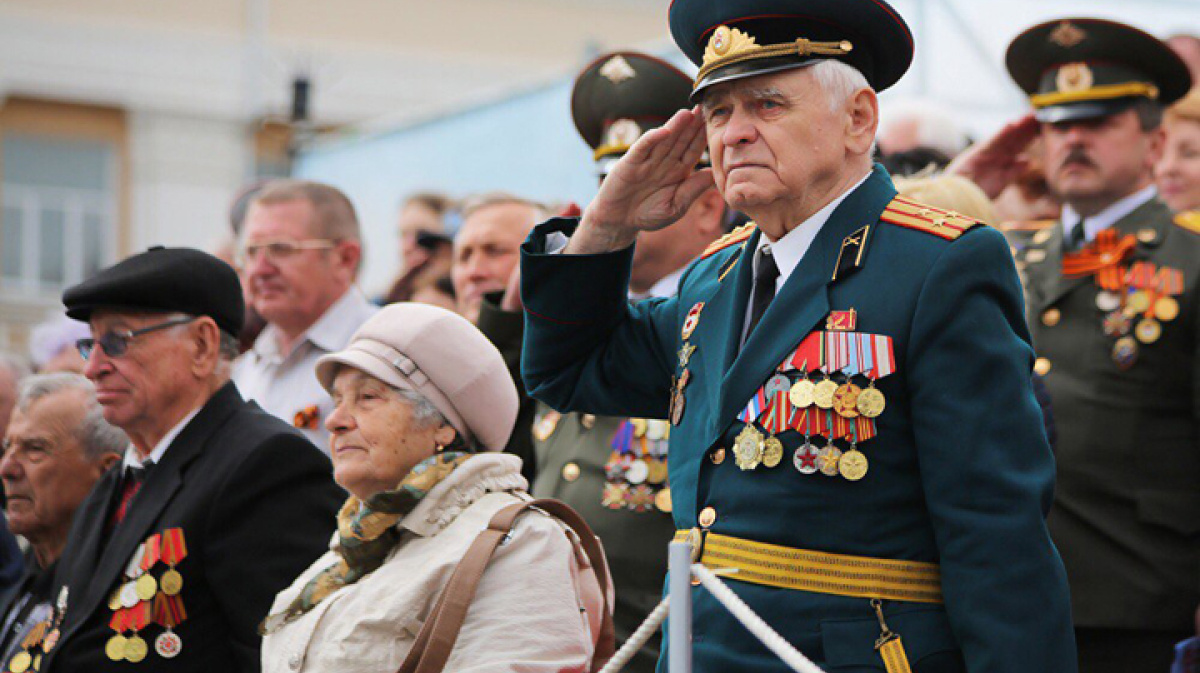 Победа новости. Ветераны Воронежской области. Ветераны Воронежа. Марш ветеранов. Ветеран в толпе.