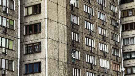 В Воронежской области при падении из окна многоэтажки погибла пенсионерка