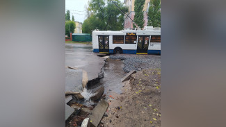 На воронежской дороге в третий раз за 2 месяца образовалась яма размером с авто