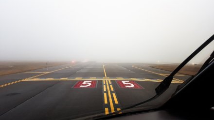 Сильный туман парализовал работу Воронежского аэропорта