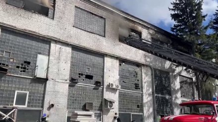 Место масштабного пожара на заводе в Воронеже осмотрят следователи