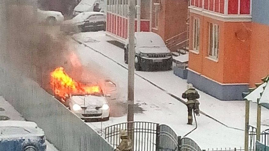 Во дворе многоэтажки вспыхнули 2 иномарки