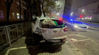 Иномарка врезалась в три автомобиля на парковке в центре Воронежа
