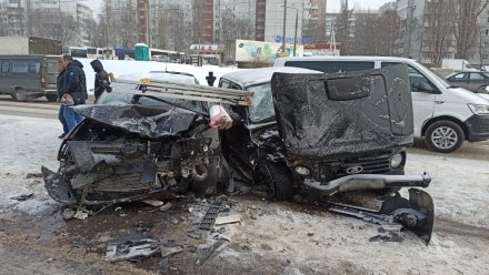 В Воронеже при столкновении «Нивы» и Toyota пострадали трое взрослых и ребёнок