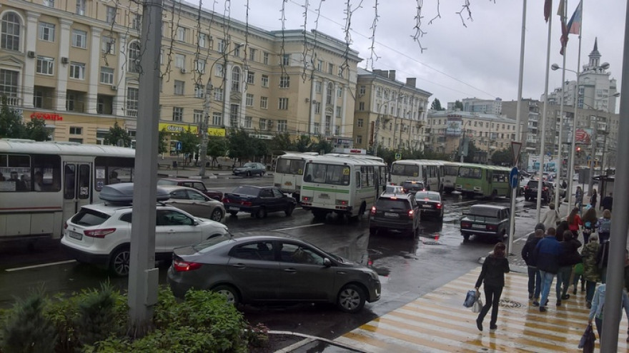 Разгневанных платными парковками воронежцев успокоили дополнительными автобусами в час пик