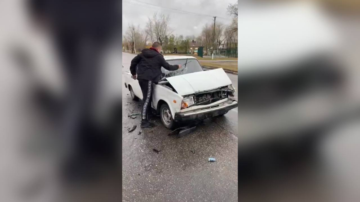 В Лисках парень после ДТП со злости разбил стекло своей машины: появилось  видео – Новости Воронежа и Воронежской области – Вести Воронеж