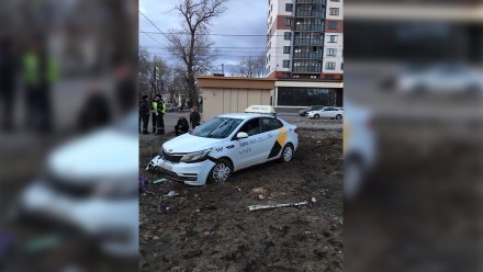 В Воронеже таксист вылетел на тротуар и сбил женщину: она погибла