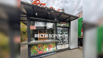 В Воронеже киоск «‎Робина Сдобина»‎ пятый день стоит разбитый после ДТП с Audi 