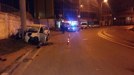 В Воронеже легковушка влетела в столб: 2 человека погибли и 1 пострадал