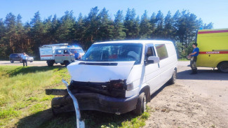 В Воронежской области в ДТП с микроавтобусом и грузовиком пострадали 3 человека