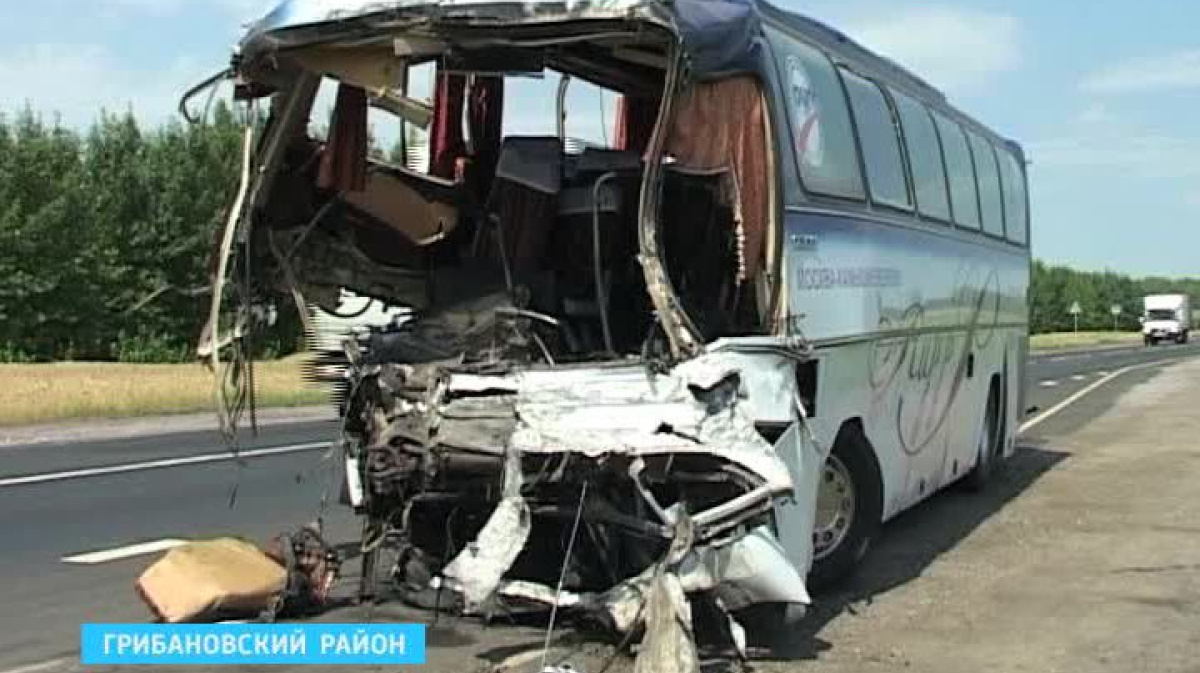 Не уступил дорогу автобусу. Водитель легковушки и двое его пассажиров  погибли на месте