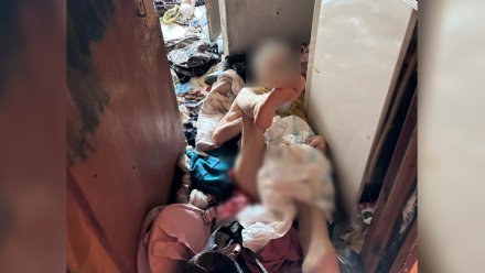В Воронеже брошенную у захламлённой квартиры женщину пообещали поселить в дом инвалидов