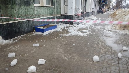 Воронежцы начали жаловаться на падающие с крыш домов сосульки