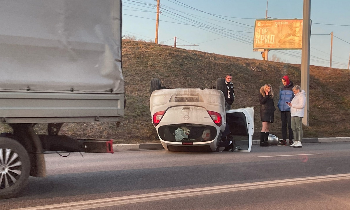 В Воронеже на выезде с Северного моста перевернулась иномарка: пострадала  женщина – Новости Воронежа и Воронежской области – Вести Воронеж