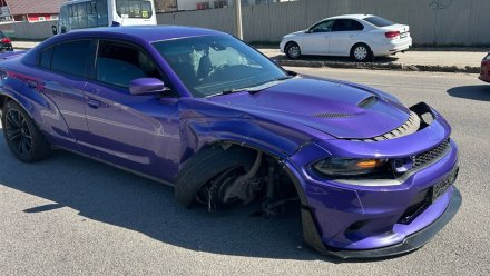 Тюнингованный Dodge и электромобиль попали в массовое ДТП в Воронеже