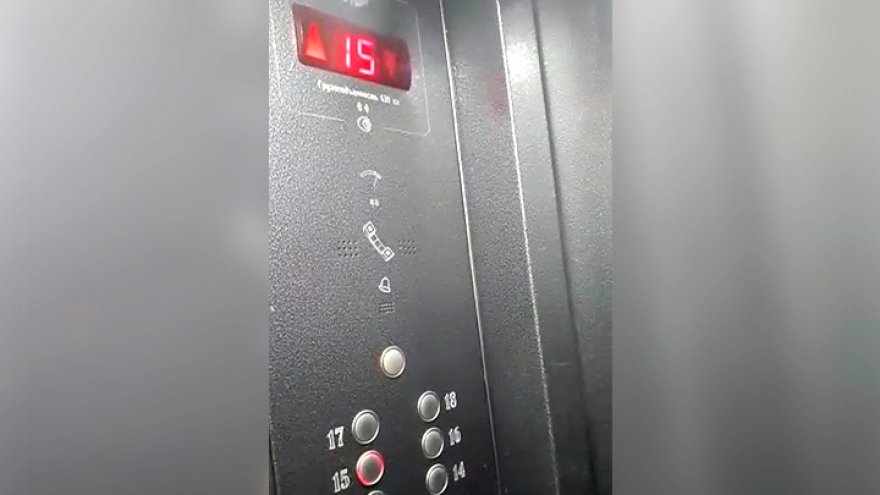 Воронежцы сняли на видео ужасную работу грузового лифта в доме, где уже падал пассажирский