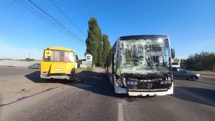 Два человека пострадали в ДТП со школьным автобусом в Воронеже