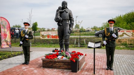 В Воронежской области открыли памятник легендарному летчику Александру Мамкину 