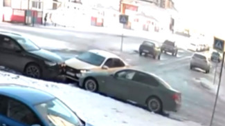 Водитель легковушки протаранил две машины во дворе воронежского ЖК