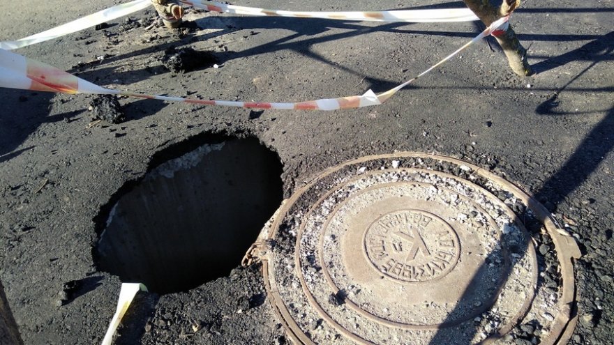 В Воронежской области дорожники на «КамАЗе» провалились под только уложенный асфальт
