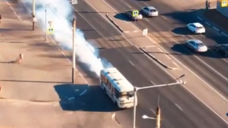 Воронежцы сняли на видео дымящийся пассажирский автобус