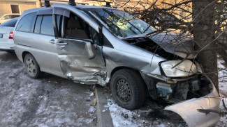 В результате столкновения двух иномарок на улице Воронежа пострадали шесть человек