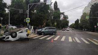 Полиция рассказала о жутком ДТП с перевернувшейся на крышу иномаркой в Воронеже