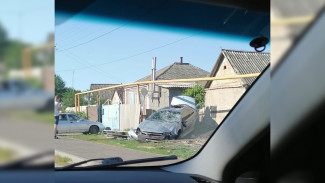 Dodge перевернулся и разворотил забор частного дома в Воронежской области