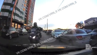 В Воронеже полицейский на мотоцикле во время погони попал в аварию